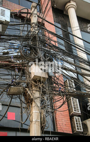 Eine Menge Kabel und elektrischen Leitungen in Kathmandu, Nepal Stockfoto