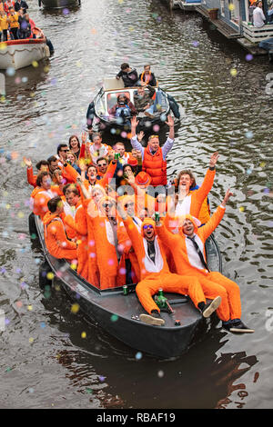 Die Niederlande, Amsterdam, jährliche Festival der Geburtstag des Königs Willem-Alexander zu feiern. Kingsday, den 27. April. Vor allem gekleidet in Orange. C Stockfoto