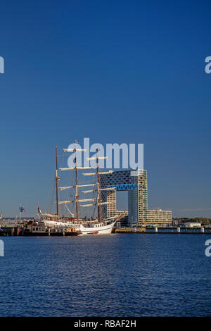 Die Niederlande, Amsterdam, Wohnhaus namens Pontsteiger invHouthavens Bezirk. Vor IJ Fluss und dreimaster Segelboot Artemis. Stockfoto