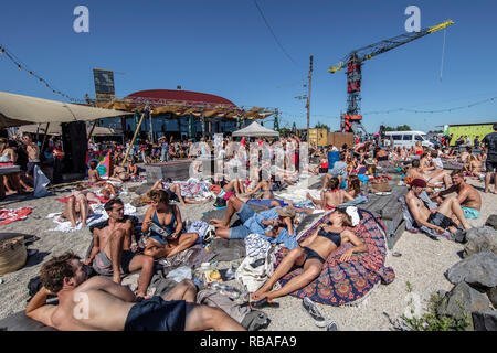 Die Niederlande, Amsterdam, der NDSM-Viertel. Berühmte Stadt am Strand, Restaurant und Event Location PLLEK am nördlichen Ufer des IJ-Flusses. Hintergrund. Stockfoto