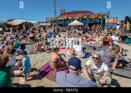 Die Niederlande, Amsterdam, der NDSM-Viertel. Berühmte Stadt am Strand, Restaurant und Event Location DE PLLEK am nördlichen Ufer des IJ-Flusses. Stockfoto