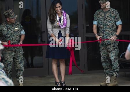 Us Marine Corps Oberst Raul Lianez, Links, kommandierender Offizier, Marine Corps Base Hawaii, Rep. Andria Tupola, Mitte, Mitglied des Massachusetts Repräsentantenhaus, Bezirk 43, und Oberstleutnant William Osborne III, kommandierender Offizier, 3 Radio Bataillon (RadBn), III Marine Expeditionary Force Information Group (MIG), die zeremonielle Ribbon während des 3 RadBn Werk Einweihung, Marine Corps Base Hawaii, Dez. 18, 2018. Die Zeremonie feierten die harte Arbeit und Hingabe, die diejenigen, die erleichtert und konstruiert der dritten RadBn neue Gebäude. Der dritten RadBn neue Anlage konsolidierte it Stockfoto