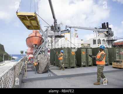 SANTA Rita, Guam (31. 18, 2018) Segler zur Marine Cargo Handling Bataillon (NCHB) (1), Trennung Guam, offload Munition von usns Stockham GYSGT Fred W. (T-AK3017) zum Pier zugewiesen. NCHB 1, Loslösung Guam, Commander, Task Force 75 zugeordnet, ist der Marine nur Active Duty cargo handling Bataillon, und ist eine schnell einsetzbare Bedieneinheit der Marine Expeditionary Combat Command, der fähig ist, Be- und Entladen von Schiffen und Flugzeugen in allen klimatischen Bedingungen und Bedrohung. Stockfoto