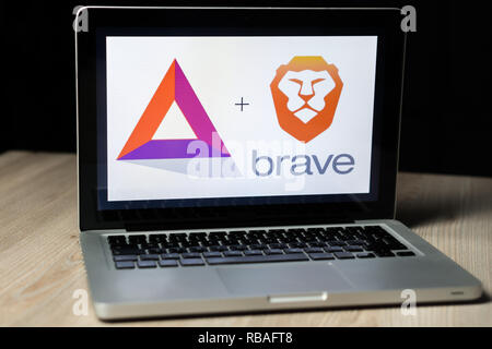 BAT cryptocurrency und Tapferen browser Logo auf einem Laptop Bildschirm, Slowenien - Dezember 23th, 2018 Stockfoto