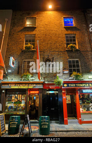 Dublin, Irland - 1. Januar 2019: Blick auf den berühmten Temple Bar Pub in der Nacht Stockfoto