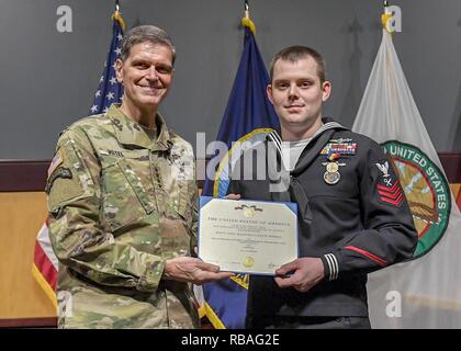 Us-Armee General Joseph Votel, US Central Command Commander (links), präsentiert der US-Marine Petty Officer 1st Class Brian Mazi, CENTCOM Intelligence Specialist, mit dem Navy-Marine Corps Medaille am Dez. 18, 2018. Mazi wurde für seine Heldentaten während der Oktober Tragödie 2017, 58 Tote und mehr als 500 in der Country Music Festival in Las Vegas verwundet anerkannt. Die Auszeichnung fällt zwischen den Distinguished Flying Cross und dem Bronze Star in der Reihenfolge ihrer Eignung. Stockfoto