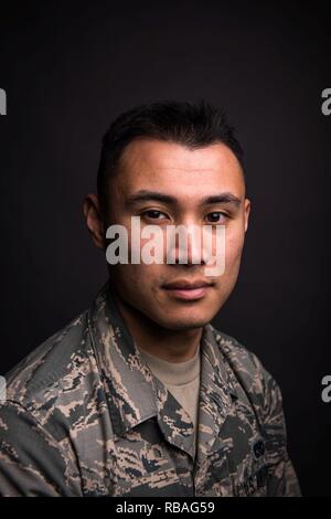 Senior Airman Francis Dennis Fernandez, 2 Munition Squadron Cruise missile flight Techniker, lächelt Barksdale Air Force Base, La., Dez. 18, 2018. Fernandez ist stark mit der Air Force Sergeant's Association, die ihn stellt die Mittel zu planen und zu Veranstaltungen Flieger zusammen zu bringen. Stockfoto