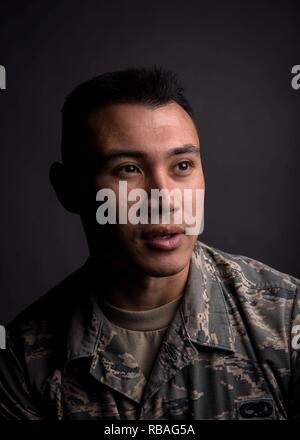 Senior Airman Francis Dennis Fernandez, 2 Munition Squadron Cruise missile flight Techniker, lächelt Barksdale Air Force Base, La., Dez. 18, 2018. Fernandez ist stark mit der Air Force Sergeant's Association, die ihn stellt die Mittel zu planen und zu Veranstaltungen Flieger zusammen zu bringen. Stockfoto