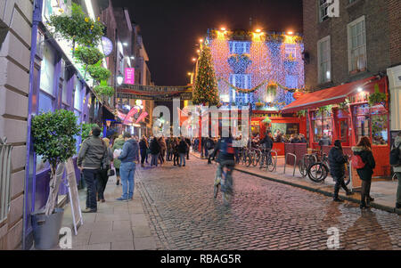 Dublin, Irland - 1. Januar 2019: Blick auf den berühmten Temple Bar Pub in der Nacht Stockfoto