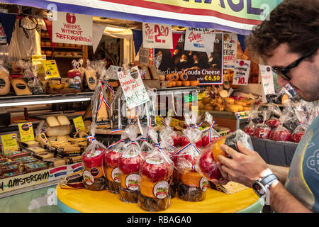 Die Niederlande, Amsterdam, Stadtteil De Pijp. Albert Cuyp Markt. Käse Marktstand. Stockfoto