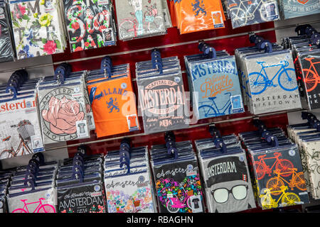 Die Niederlande, Amsterdam, Stadtteil De Pijp. Albert Cuyp Markt. Souvenirshop. T-Shirts. Stockfoto