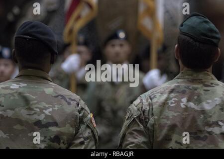 Command Sgt. Maj. Justin E. Turner (Links) und Oberstleutnant Sean Hubbard (Rechts) beteiligt sich an einem der Wechsel der Verantwortung Zeremonie für den Hauptsitz und Sitz Bataillon, III Corp, in Fort Hood, Texas, 19. Dezember 2018. Stockfoto