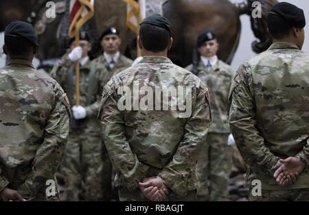 Command Sgt. Maj. Justin E. Turner (Links), Oberstleutnant Sean Hubbard (Mitte) und Command Sgt. Maj. Louis De Leon (Rechts) beteiligt sich an einem der Wechsel der Verantwortung Zeremonie für den Hauptsitz und Sitz Bataillon, III Corp, in Fort Hood, Texas, 19. Dezember 2018. Stockfoto