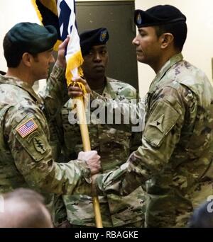 Command Sgt. Maj. Louis De Leon (rechts) übergibt das Bataillon guidon, Oberstleutnant Sean Hubbard (links) bei der Änderung von Verantwortung Zeremonie 19.12.2018, III Corps Hauptsitz und Sitz Bataillon, Fort Hood, TX. Command Sgt. Maj. Justin Turner (Mitte) ist die eingehende Befehl Sgt. Maj. In der Zentrale. Stockfoto