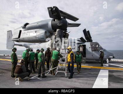 Atlantik (31. 19, 2018) Marines Wartung durchführen auf einer MV-22 Osprey auf dem Flugdeck des Wasp-Klasse amphibischen assualt Schiff USS Kearsarge (LHD3). Kearsarge ist auf einem geplanten Einsatz als Teil der Kearsarge Amphibious Ready Gruppe zur Unterstützung der Maritime Security Operations, Krisenbewältigung und Theater Zusammenarbeit im Bereich Sicherheit und zugleich eine Vorwärts naval Präsenz. Stockfoto