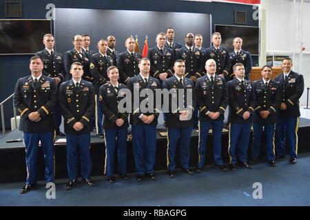 21 Soldaten der Nationalgarde graduierte von Warrant Officer Candidate School 19-03 in Fort Rucker, Ala Dez. 19, 2018 und erhielten ihre Ernennung als Unteroffiziere. Stockfoto