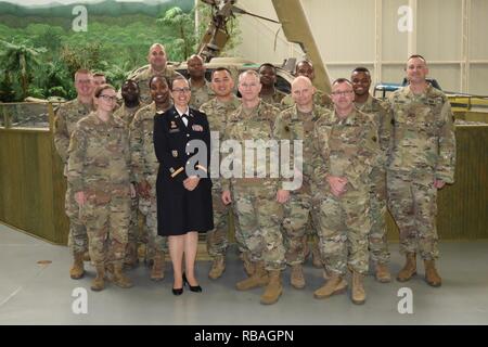 Georgien Army National Guard Soldaten der Kombinierten Support Wartung Shop fuhren vier Stunden von Atlanta ihre Mitstreiter, Warrant Officer Bridgette Simmons, der von Warrant Officer Candidate School 19-03 in Fort Rucker, Ala Dez. 19 Graduierte zu unterstützen. 2018. Stockfoto