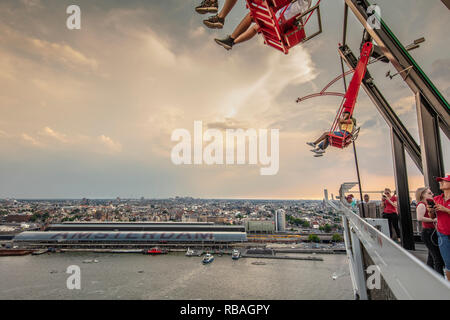 Die Niederlande, Amsterdam, Luftaufnahme von einem 'Dam Turm, ein 'dam Aussichtsturm Observation Deck genannt. Blick auf Central Station. Schwingen über den Rand bezeichnet. Stockfoto