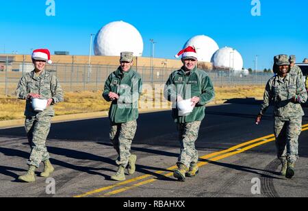 Flieger mit der 460Th Medical Group pass Süßigkeit während das Holiday Parade, Dez. 20, 2018, Buckley Air Force Base, Colo. Die Parade empfohlene themed schwebt über von der Basis, einschließlich Feuer Lkw und Einsatzfahrzeuge. Stockfoto