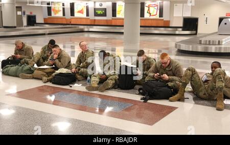 Ordnance erweiterte individuelle Schulungen (AIT) Soldaten warten in ihre Flüge aus dem Richmond International Airport Dez. 20, 2018 zu prüfen. Der Knoten verarbeitet 2.000 Fort Lee, Va., Soldaten, die für die Feiertage nach Hause fliegen. Die Brigade verarbeitet mehr als 4.200 Soldaten verlassen über POV, Flugzeug, Bus und Bahn. Jedes Jahr während der Weihnachten und Neujahr Ferienzeit, U.S. Army kombinierte Waffen unterstützt den Befehl AIT schulen Verhalten HBL zu militärischen Studenten und Kader Ausfälle geben. Stockfoto