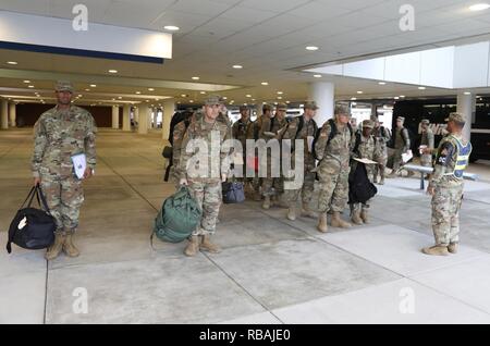 Ordnance erweiterte individuelle Schulungen (AIT) Soldaten im Dez. 20, 2018 stand vor in für ihre Flüge vom Richmond International Airport. Der Knoten verarbeitet 2.000 Fort Lee, Va., Soldaten, die für die Feiertage nach Hause fliegen. Die Brigade verarbeitet mehr als 4.200 Soldaten verlassen über POV, Flugzeug, Bus und Bahn. Jedes Jahr während der Weihnachten und Neujahr Ferienzeit, U.S. Army kombinierte Waffen unterstützt den Befehl AIT schulen Verhalten HBL zu militärischen Studenten und Kader Ausfälle geben. Stockfoto