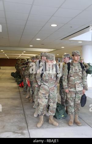 Ordnance erweiterte individuelle Schulungen (AIT) Soldaten im Dez. 20, 2018 stand vor in für ihre Flüge vom Richmond International Airport. Der Knoten verarbeitet 2.000 Fort Lee, Va., Soldaten, die für die Feiertage nach Hause fliegen. Die Brigade verarbeitet mehr als 4.200 Soldaten verlassen über POV, Flugzeug, Bus und Bahn. Jedes Jahr während der Weihnachten und Neujahr Ferienzeit, U.S. Army kombinierte Waffen unterstützt den Befehl AIT schulen Verhalten HBL zu militärischen Studenten und Kader Ausfälle geben. Stockfoto