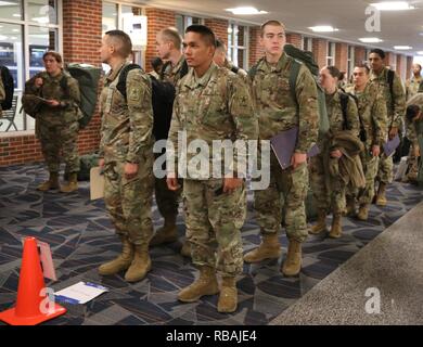 Ordnance erweiterte individuelle Schulungen (AIT) Soldaten im Dez. 20, 2018 stand vor in für ihre Flüge vom Richmond International Airport. Der Knoten verarbeitet 2.000 Fort Lee, Va., Soldaten, die für die Feiertage nach Hause fliegen. Die Brigade verarbeitet mehr als 4.200 Soldaten verlassen über POV, Flugzeug, Bus und Bahn. Jedes Jahr während der Weihnachten und Neujahr Ferienzeit, U.S. Army kombinierte Waffen unterstützt den Befehl AIT schulen Verhalten HBL zu militärischen Studenten und Kader Ausfälle geben. Stockfoto