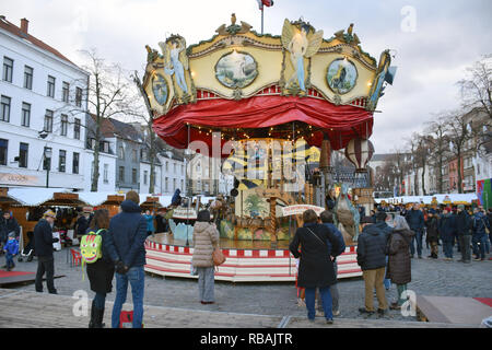 Karussell am Weihnachtsmarkt, Brüssel, Belgien, 4. Dezember 2018 Stockfoto