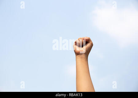 Frau Arm mit der Faust in die Luft erhoben. Stockfoto