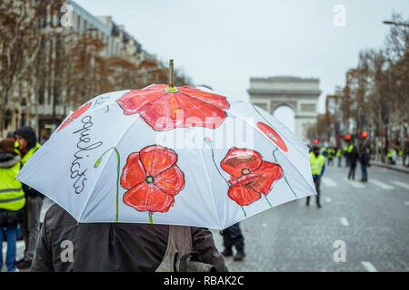 Gelb (gilets Jaunes) Proteste in Paris fordert Senkung der Mineralölsteuern, Wiedereinführung der Solidaritätssteuer auf Vermögen, einen Mindestlohn zu erhöhen, und Emmanuel's Längestrich Rücktritt als Präsident von Frankreich, 15. Dezember 2018. Stockfoto