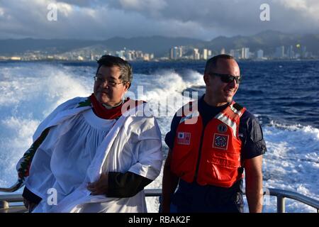 Rev. Malcolm Chun und Kapitän Michael Lang, der Kommandant der Küstenwache Sektor Honolulu, Transit CGC Kimball (WMSL 756) für ein Schiff Segen Zeremonie das Werkzeug zu seiner neuen Heimathafen Dez. 22, 2018 begrüßen zu dürfen. Kimball ist der erste National Security Cutter in Hawaii zu stützen. Stockfoto