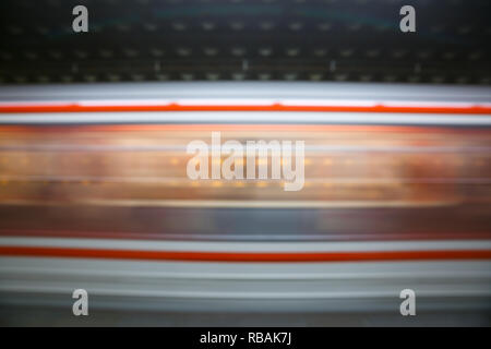 U-Bahn weg beschleunigt, verschwommene Bewegung. Transport, Zeit, modernes urbanes Leben, zukünftige Konzept. Stockfoto