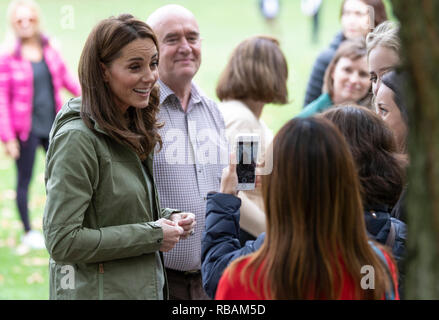 Die Herzogin von Cambridge bei einem Besuch in Paddington Recreation Ground in Maida Vale, nördlich von London. Stockfoto