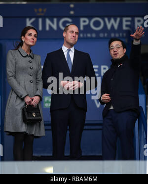 Der Herzog und die Herzogin von Cambridge neben Aiyawatt Srivaddhanaprabha, wie Sie die Tonhöhe von der Tribüne in Leicester City Football Club anzeigen Stockfoto