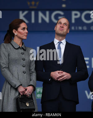 Der Herzog und die Herzogin von Cambridge, wie sie auf dem Spielfeld von der Tribüne in Leicester City Football Club King Power Stadion, bei einem Besuch in Zahlen Stockfoto