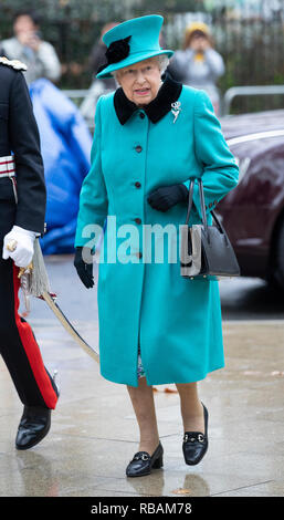 Britains Queen Elizabeth II kommt in Coram, in London die Queen Elizabeth II Center zu öffnen. Stockfoto