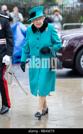 Britains Queen Elizabeth II kommt in Coram, in London die Queen Elizabeth II Center zu öffnen. Stockfoto