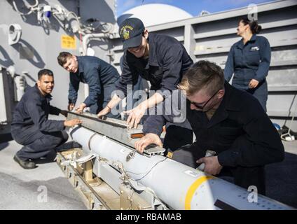 Atlantik (31. 26, 2018) Segler ein Laden der Rampe mit einem RIM-7P Rakete auf dem Deck Raketen an Bord der Wasp-Klasse amphibisches Schiff USS Kearsarge (LHD3). Kearsarge ist auf einem geplanten Einsatz als Teil der Kearsarge Amphibious Ready Gruppe zur Unterstützung der Maritime Security Operations, Krisenbewältigung und Theater Zusammenarbeit im Bereich Sicherheit und zugleich eine Vorwärts naval Präsenz. Stockfoto