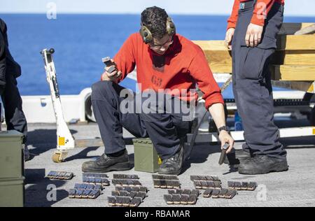 Atlantik (31. 26, 2018) von Gunner Mate Seemann Nathan Sparkman lasten Zeitschriften für einen M9 Pistole live-fire Übung auf dem Flugdeck der Wasp-Klasse amphibisches Schiff USS Kearsarge (LHD3). Kearsarge ist auf einem geplanten Einsatz als Teil der Kearsarge Amphibious Ready Gruppe zur Unterstützung der Maritime Security Operations, Krisenbewältigung und Theater Zusammenarbeit im Bereich Sicherheit und zugleich eine Vorwärts naval Präsenz. Stockfoto