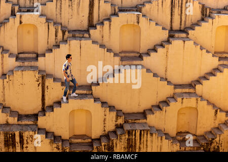 Männer überquerung Der stufenabgängen von Chand Baori in Jaipur, Indien. Stockfoto