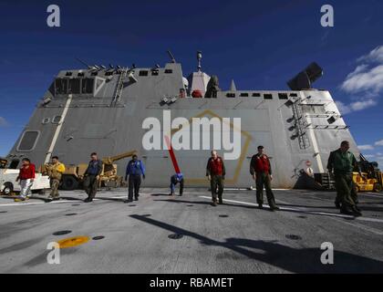 Atlantik (31. 26, 2018) Matrosen und Marines führen Sie ein Fremdkörper Fremdkörper walkdown auf dem Flugdeck des amphibious Transport dock Schiff USS Arlington LPD (24). Arlington einen geplanten Einsatz als Teil der Kearsarge Amphibious Ready Gruppe zur Unterstützung der Maritime Security Operations, Krisenbewältigung und Theater Zusammenarbeit im Bereich Sicherheit und zugleich eine Vorwärts naval Präsenz. Stockfoto