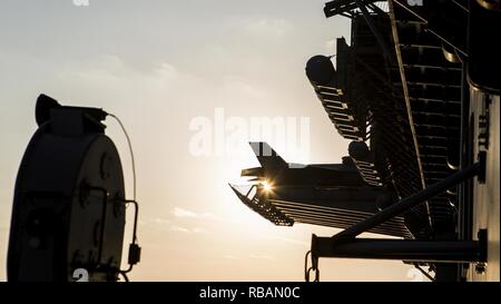 Arabischen Golf eine US-Marine F-35B Blitz II mit Marine Fighter Attack Squadron (Vmfa) 211, 13 Marine Expeditionary Unit (MEU), inszeniert an Bord der Wasp-Klasse amphibisches Schiff USS Essex (LL 2), Dez. 30, 2018. Der Essex ist das Flaggschiff der Essex amphibische Gruppe und bereit, mit der begonnen 13. MEU, ist in die USA 5 Flotte Bereich der Maßnahmen zur Unterstützung der Marine im Einsatz für die Stabilität und Sicherheit in der Region zu gewährleisten und verbindet das Mittelmeer und den Pazifischen Raum durch den westlichen Indischen Ozean und drei strategischen Punkten ersticken. Stockfoto