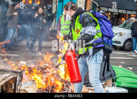 Gelb (gilets Jaunes) Proteste in Paris fordert Senkung der Mineralölsteuern, Wiedereinführung der Solidaritätssteuer auf Vermögen, einen Mindestlohn zu erhöhen, und Emmanuel's Längestrich Rücktritt als Präsident von Frankreich, 23. Dezember 2018. Stockfoto