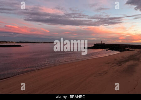 Ave River Mouth bei Dämmerung, fast Nacht, mit interessanten bunten bewölkter Himmel Stockfoto