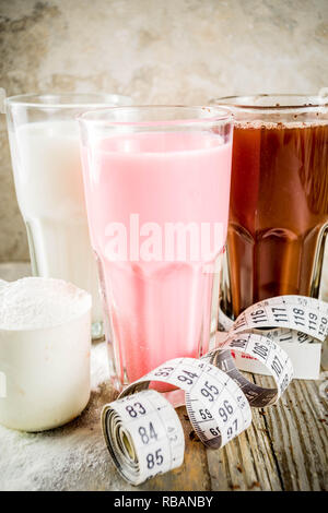 Gesunde organische Ernährung Getränke. Schokolade, Beeren und Vanille Protein Shakes. Nicht Milch Protein Vegan Cocktails. Mit Maßband. Konzept der Gewicht los Stockfoto