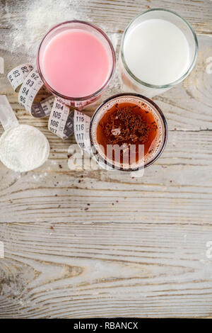 Gesunde organische Ernährung Getränke. Schokolade, Beeren und Vanille Protein Shakes. Nicht Milch Protein Vegan Cocktails. Mit Maßband. Konzept der Gewicht los Stockfoto