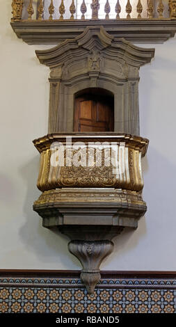 Porto, Portugal, 4. März 2015: Eine der seitlichen Kanzeln der alten St. Nikolaus Kirche. Kirche aus dem XVII Jahrhundert, umgebaut im 18. Jahrhunder t Stockfoto