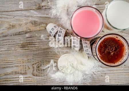 Gesunde organische Ernährung Getränke. Schokolade, Beeren und Vanille Protein Shakes. Nicht Milch Protein Vegan Cocktails. Mit Maßband. Konzept der Gewicht los Stockfoto