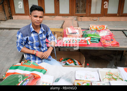 New Delhi, 15.August 2018 - ein Junge, Verkauf von Fahnen, braclets, Abzeichen und andere Gegenstände aus Anlass des indischen Unabhängigkeitstag am 15. August 2018 in N Stockfoto