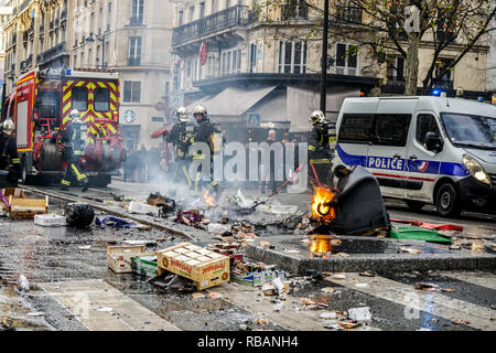 Gelb (gilets Jaunes) Proteste in Paris fordert Senkung der Mineralölsteuern, Wiedereinführung der Solidaritätssteuer auf Vermögen, einen Mindestlohn zu erhöhen, und Emmanuel's Längestrich Rücktritt als Präsident von Frankreich, 23. Dezember 2018. Stockfoto